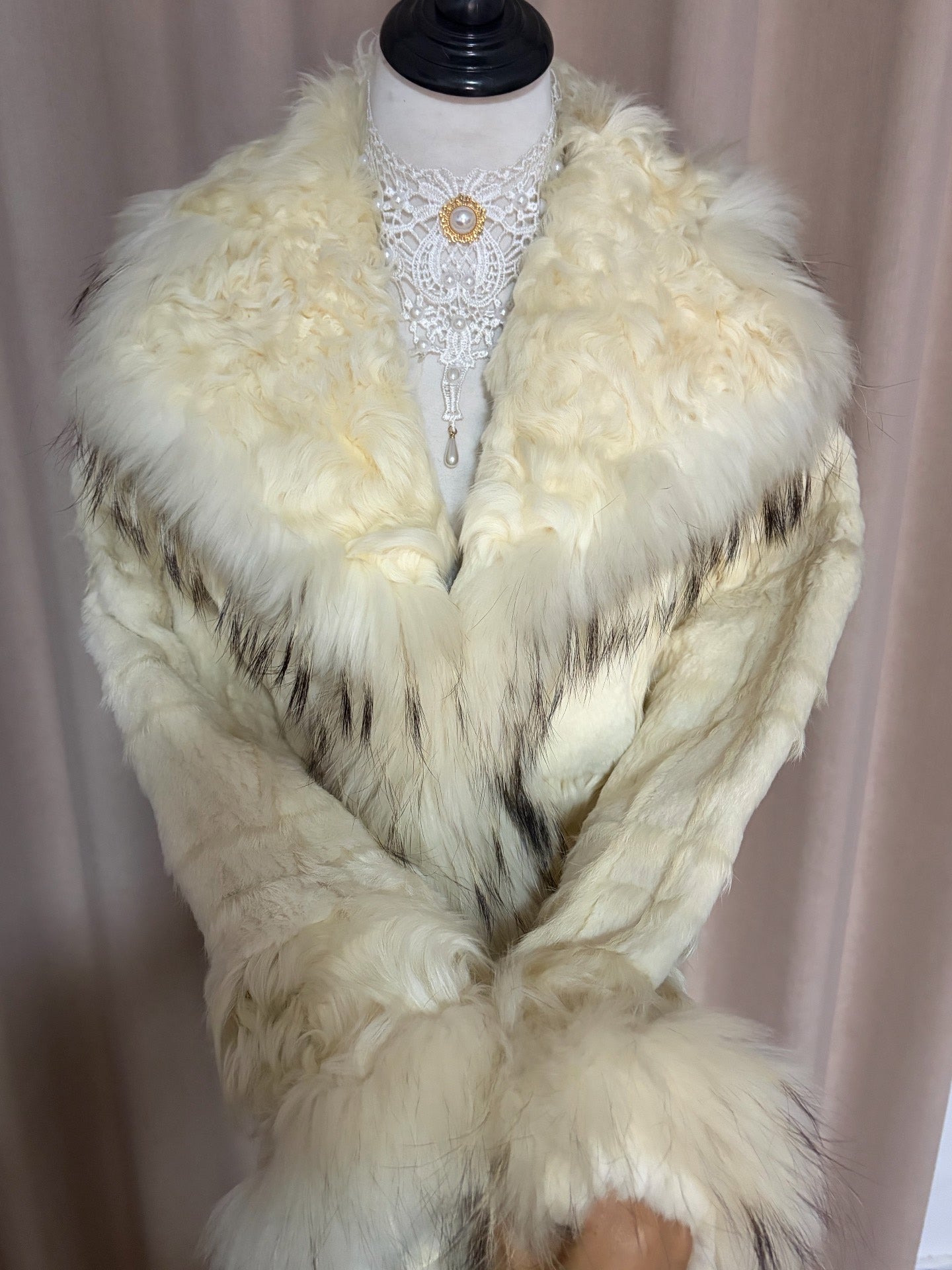 Vintage creamy-white genuine fur-collar coat