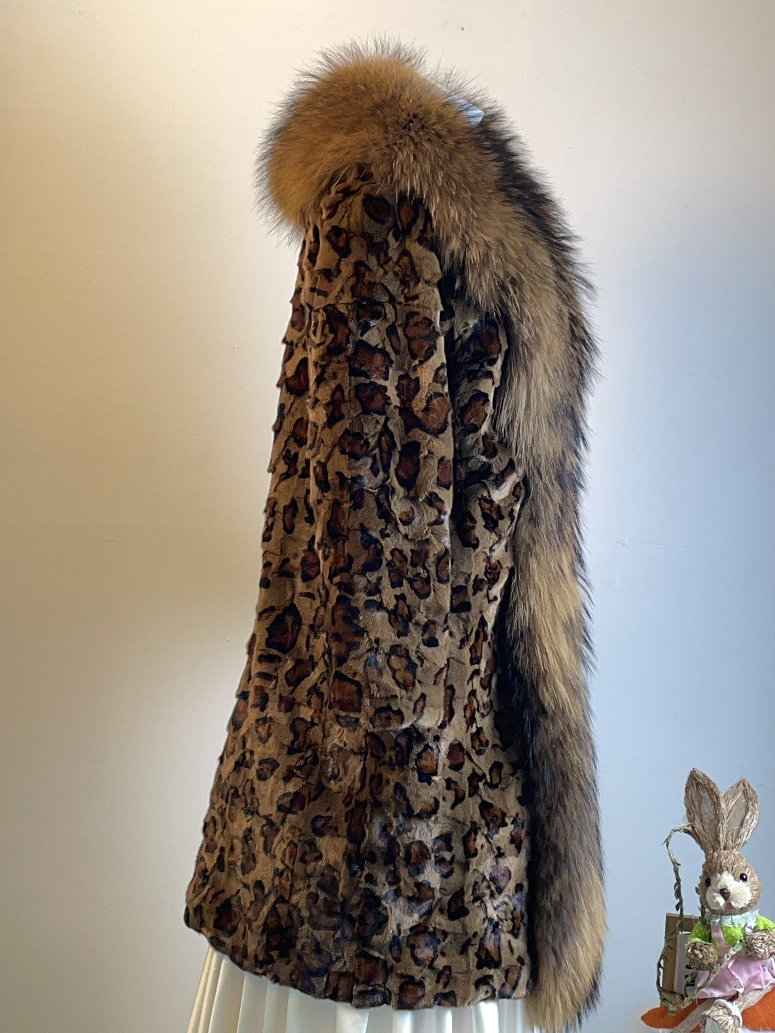 Vintfur Brown Leopard Genuine Fur Coat ccp4 Figure on the right